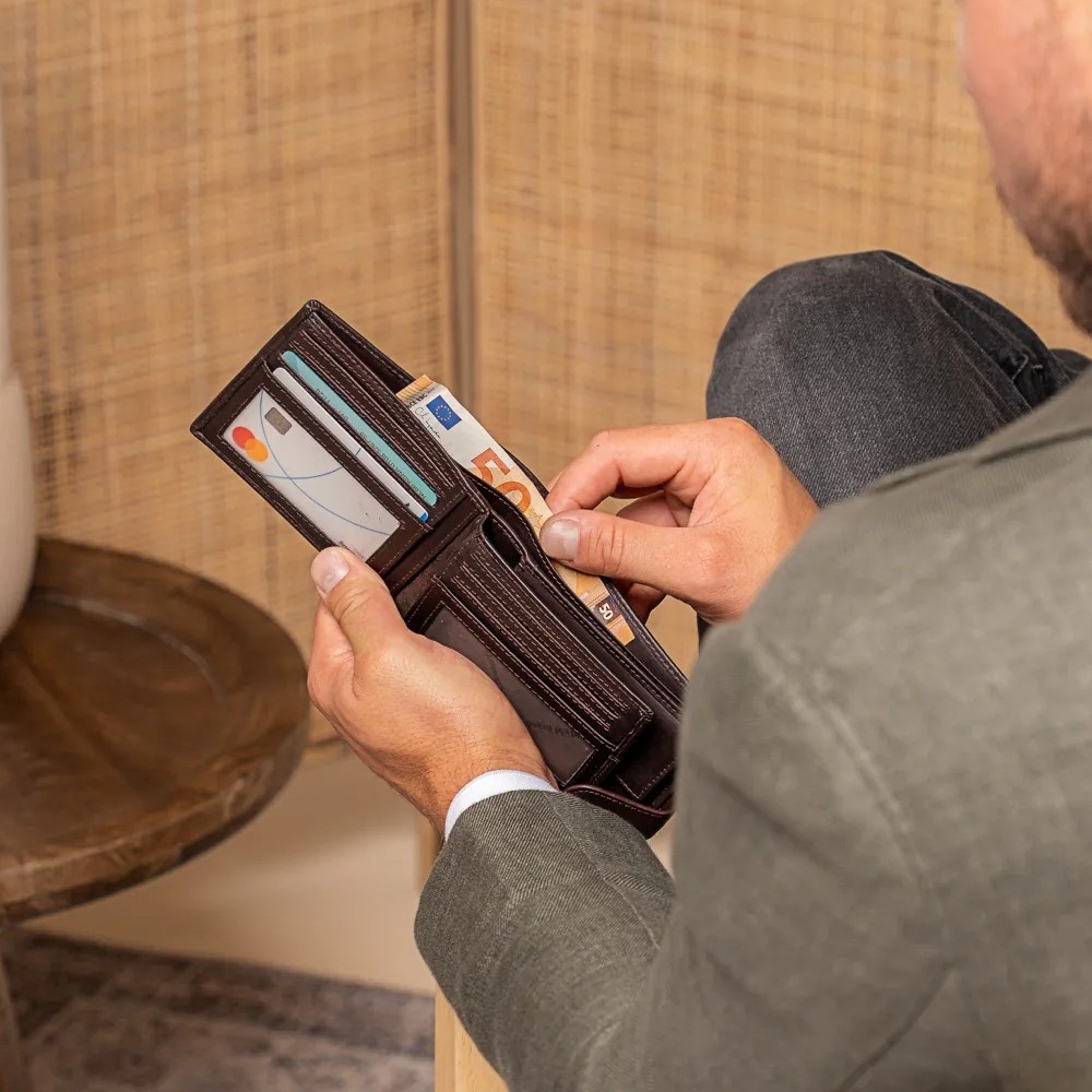 The Chesterfield Brand C08.051201 Δερμάτινο Ανδρικό Πορτοφόλι με RFID Καφέ Πορτοφόλια